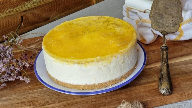 Tarta de queso fría con fruta de la pasión y chía