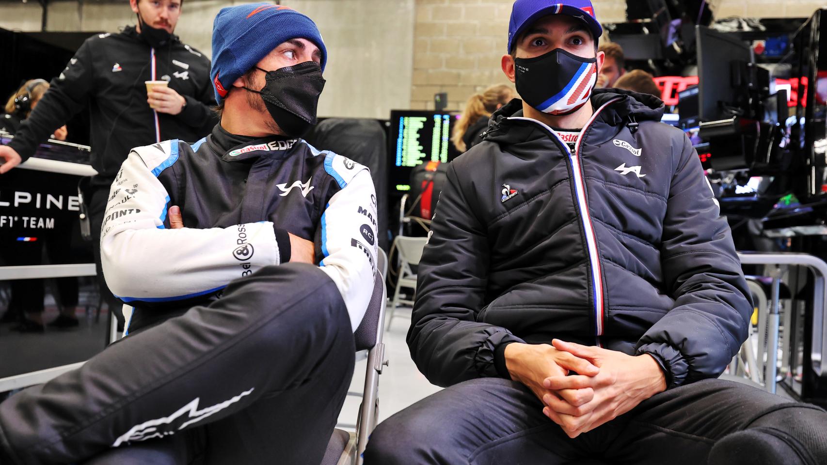 Fernando Alonso y Esteban Ocon en el box de Alpine