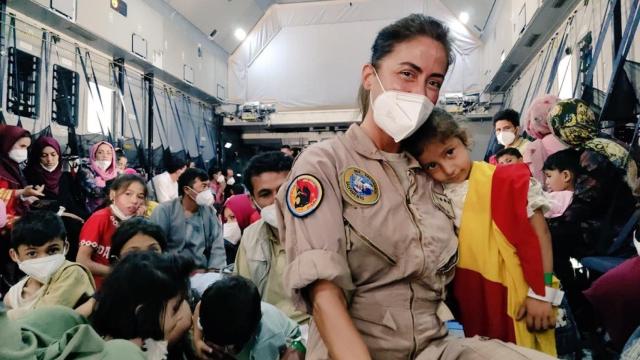La capitán, rodeada de los refugiados afganos en uno de los aviones de rescate.