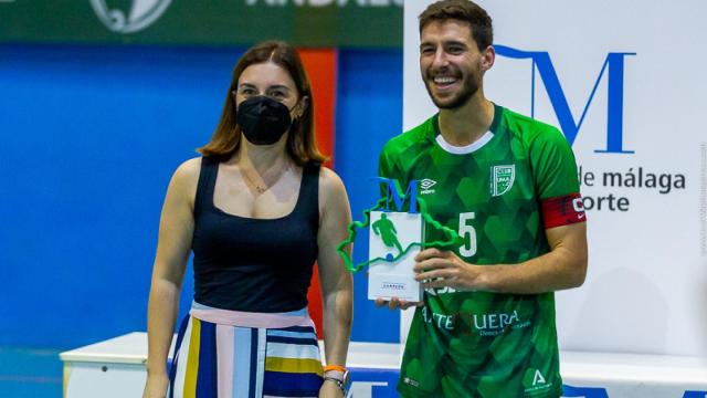 Miguel Conde con el trofeo de campeón.