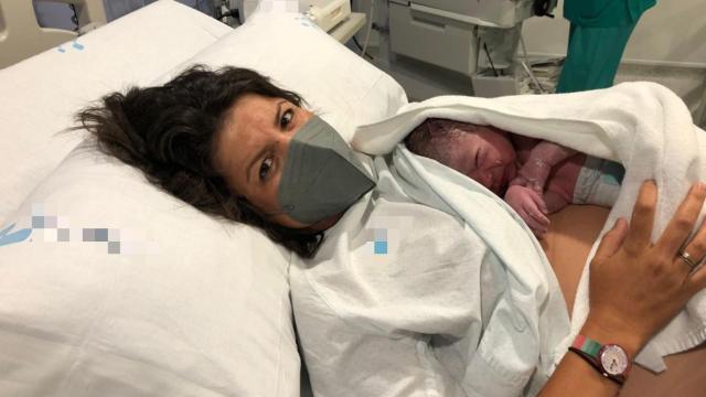 Inma León, delegada de El Español en Andalucía, tras dar a luz a su hijo.