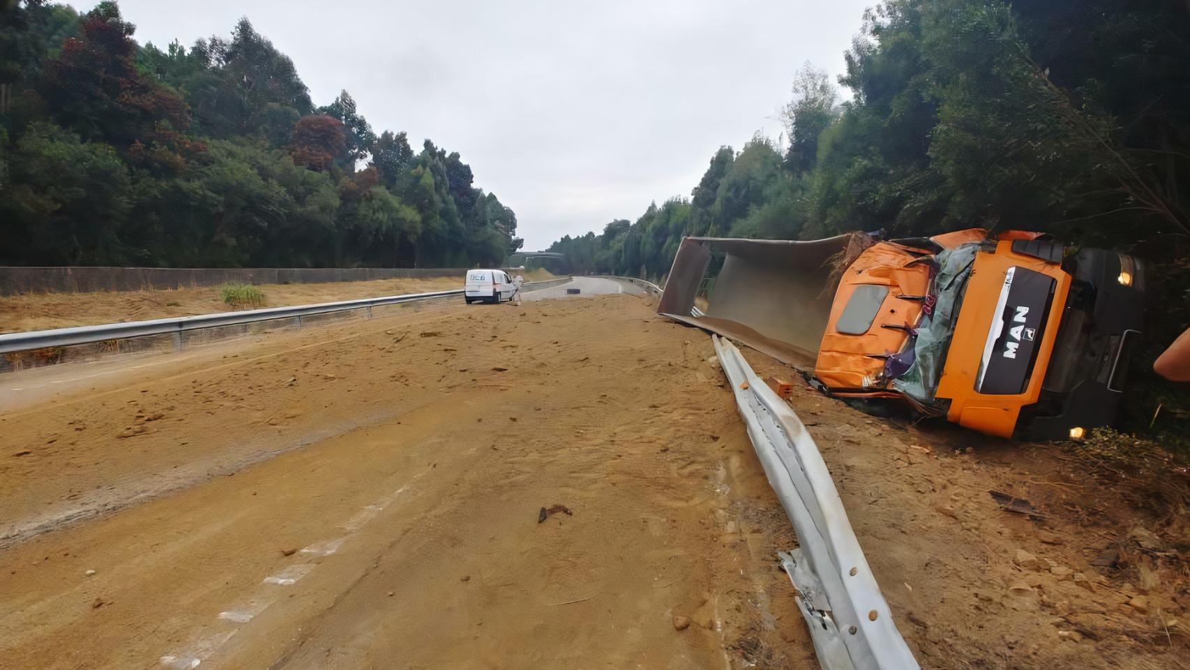 Excarcelado el conductor de un camión que volcó en la VG-20 en Vigo