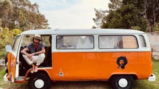 Leiva con su furgoneta Volkswagen.