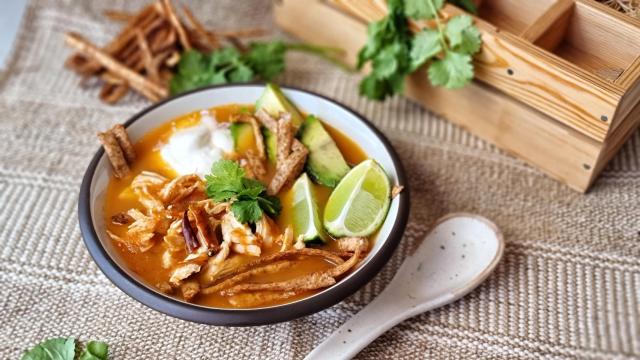 Sopa mexicana de tortilla o sopa azteca con aguacate y pollo