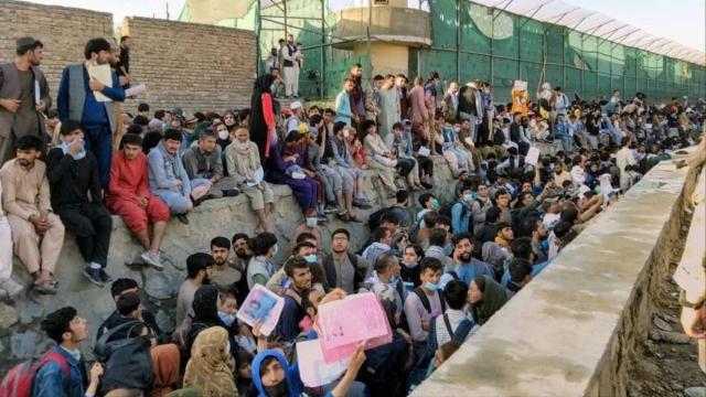 Cientos de afganos se agolpan en el exterior del aeropuerto de Kabul.