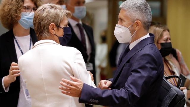 El ministro del Interior, Fernando Grande Marlaska habla con su homóloga suiza, Karin Keller-Sutter, a la llegada del Consejo Extraordinario de Bruselas.