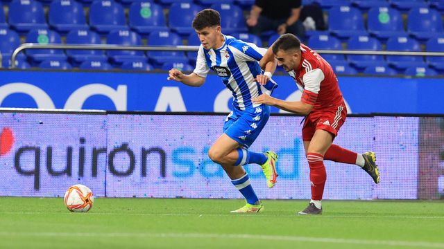 Trilli pelea por un balón en un partido ante el Celta B