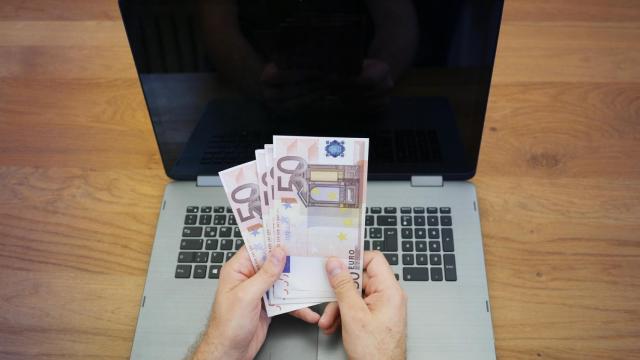 Los investigadores rastrearon las IP de conexión del dispositivo desde el que se habían hecho las operaciones.