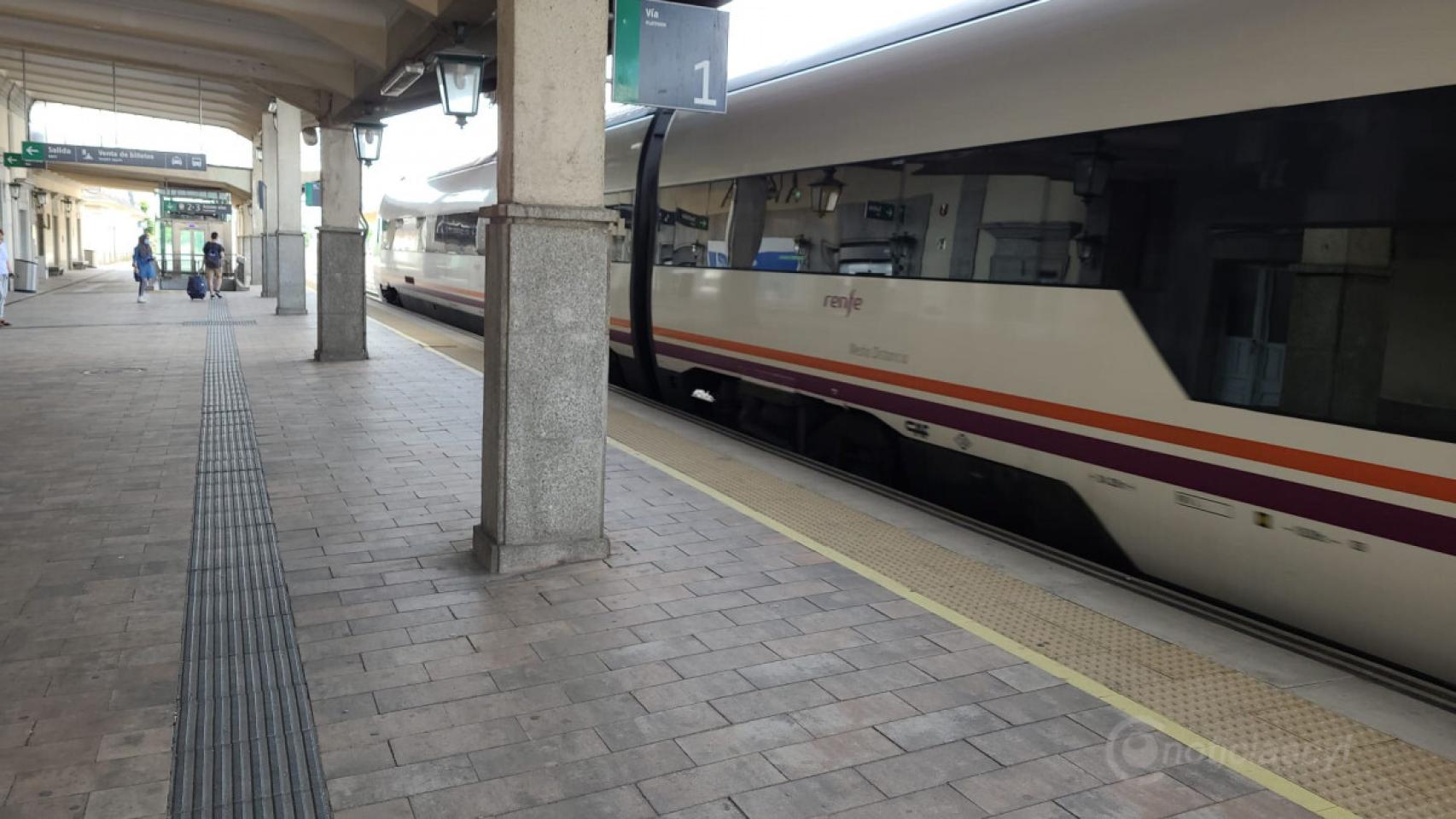 Un tren de Media Distancia en la estación de Ávila