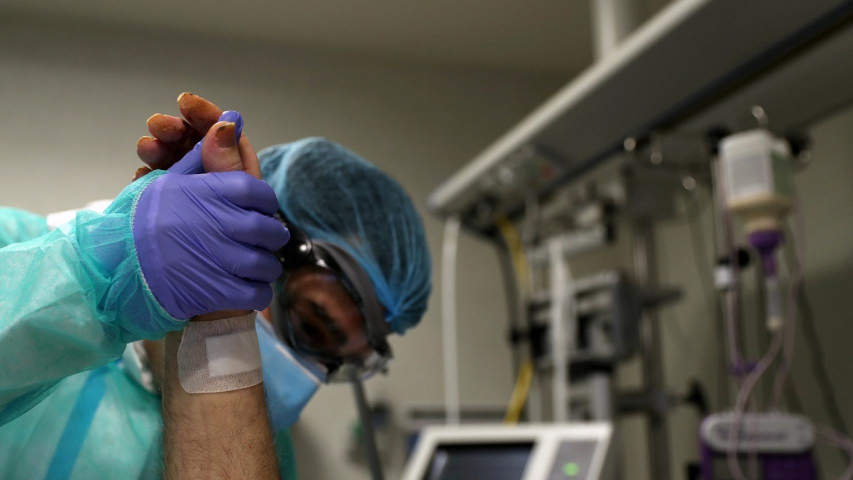 Un médico atiende a un enfermo de coronavirus, en imagen de archivo.