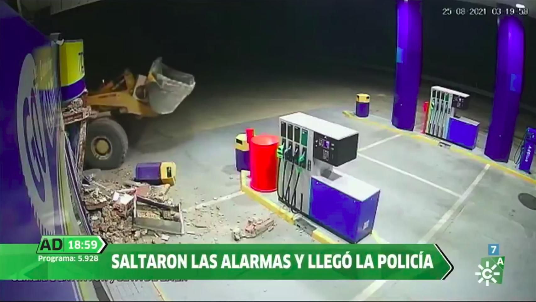 La excavadora destrozó la gasolinera.