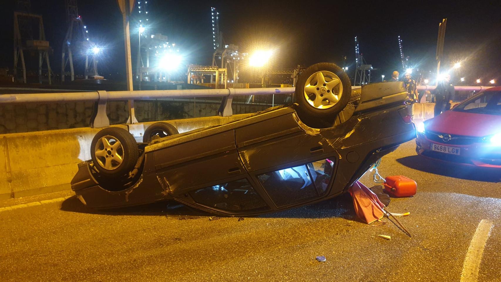 Coche volcado en la calle Julián Estévez.