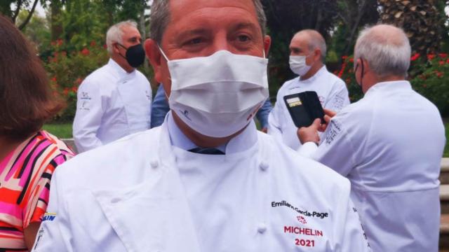Page luce su chaquetilla de Chef en el acto de Michelín y Raíz Culinaria