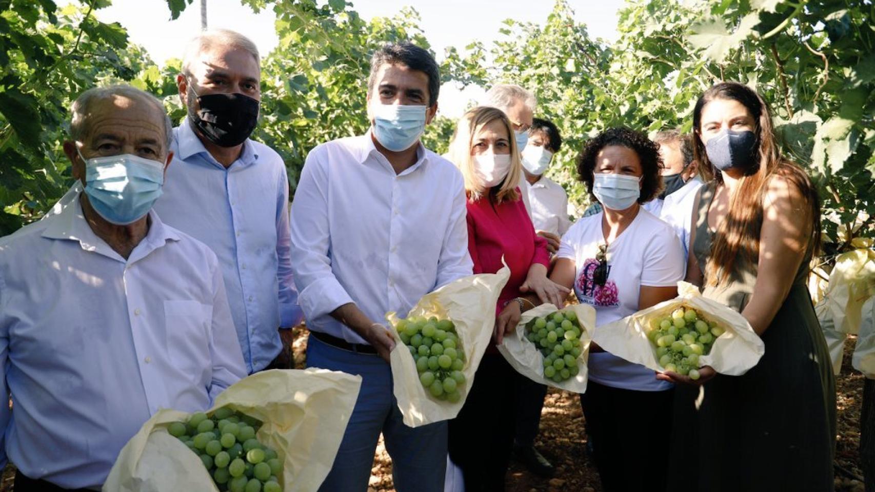 La consellera de Medio Ambiente, Mireia Mollà, el presidente de la Diputación de Alicante, Carlos Mazón y la subdelegada del Gobierno, Araceli Poblador, junto con representantes agrarios y políticos.