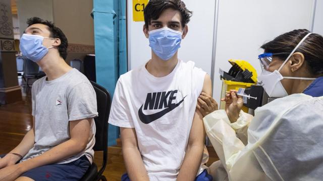 Vacunación de adolescentes en Melbourne, (Australia).