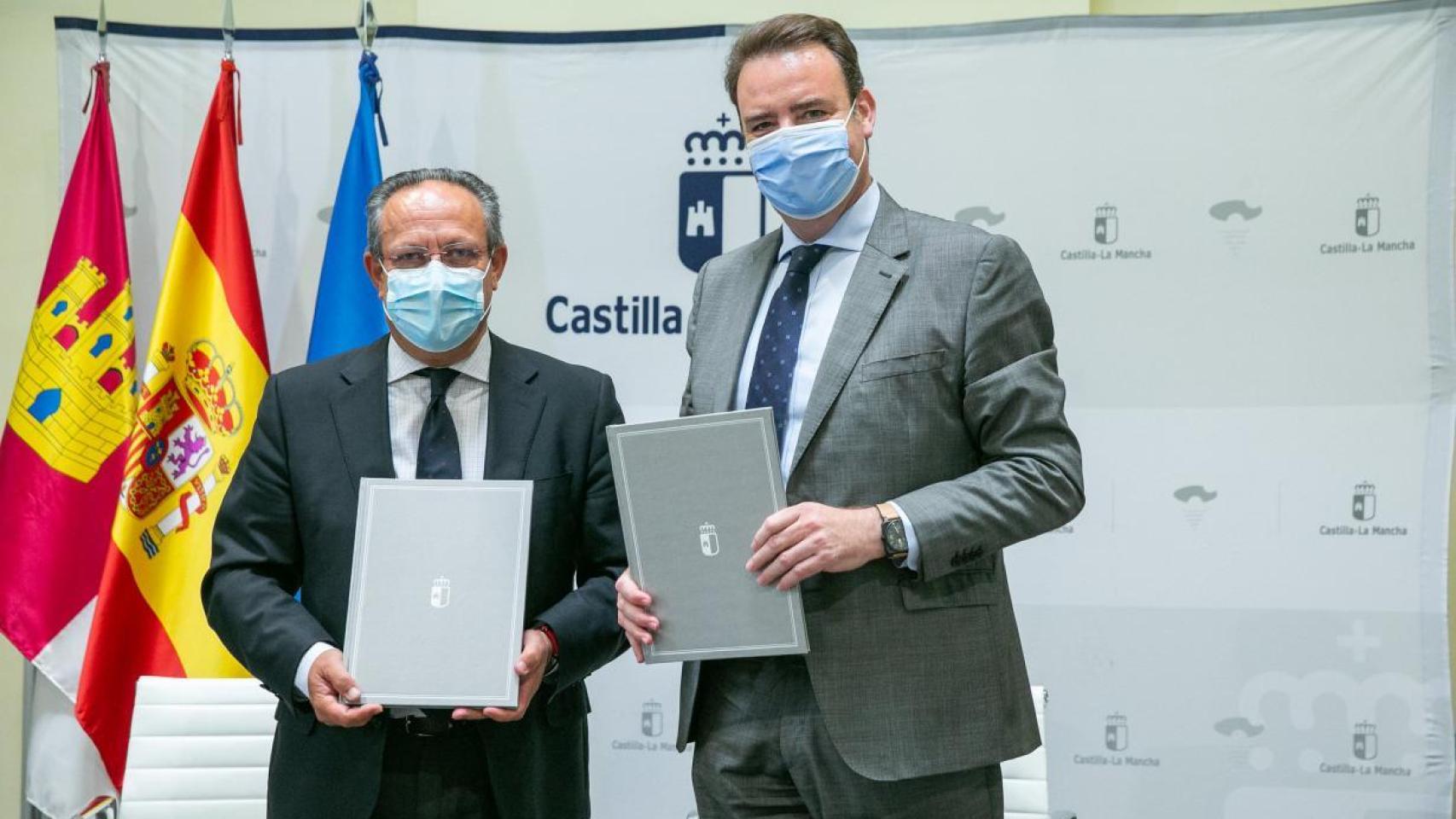 Juan Alfonso Ruiz Molina (i) y Juan Martínez Moraga (d) tras la firma del convenio.
