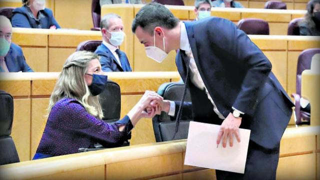 Pedro Sánchez y Yolanda Díaz se saludan en el Senado.