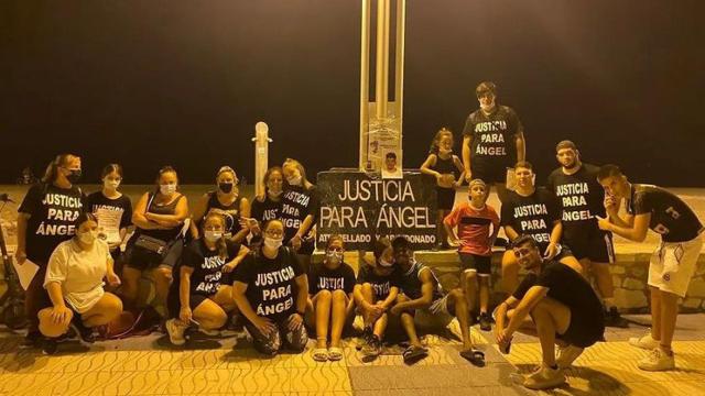 Amigos y familiares de Ángel pidiendo firmas en el paseo marítimo de Huelin.