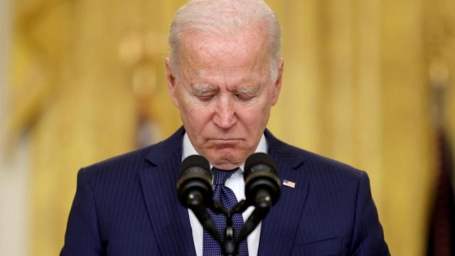 Biden, en gesto de duelo por los militares estadounidenses asesinados en Kabul.