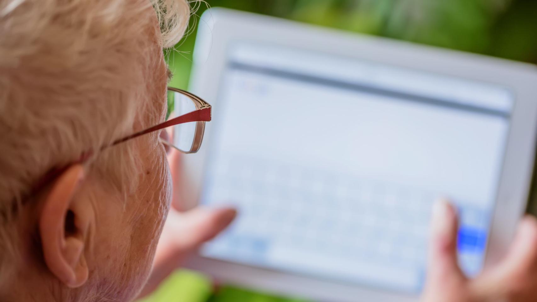 mujer mayor con tablet