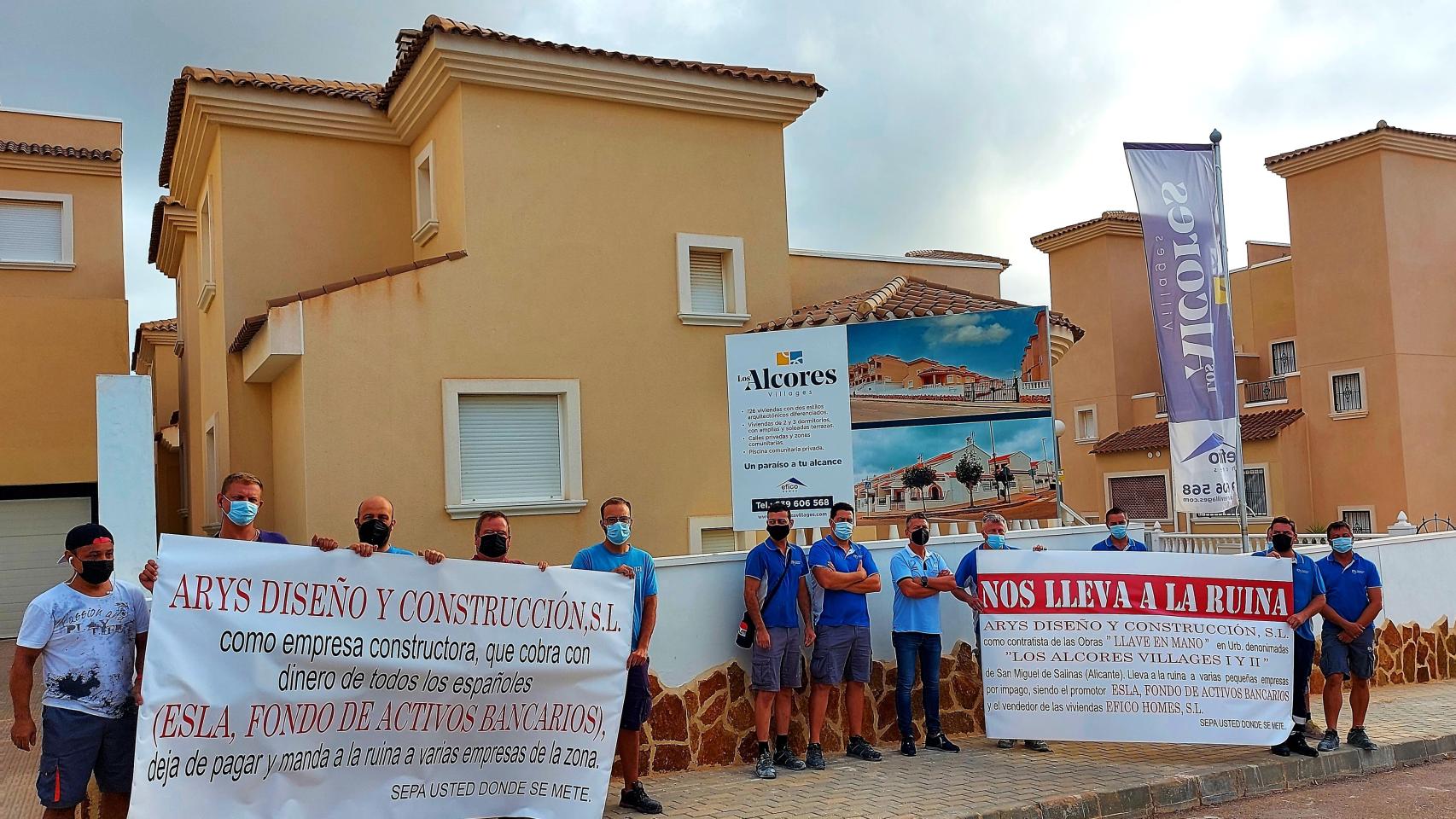 Una de las últimas concentraciones a las puertas de la urbanización de San Miguel de Salinas.