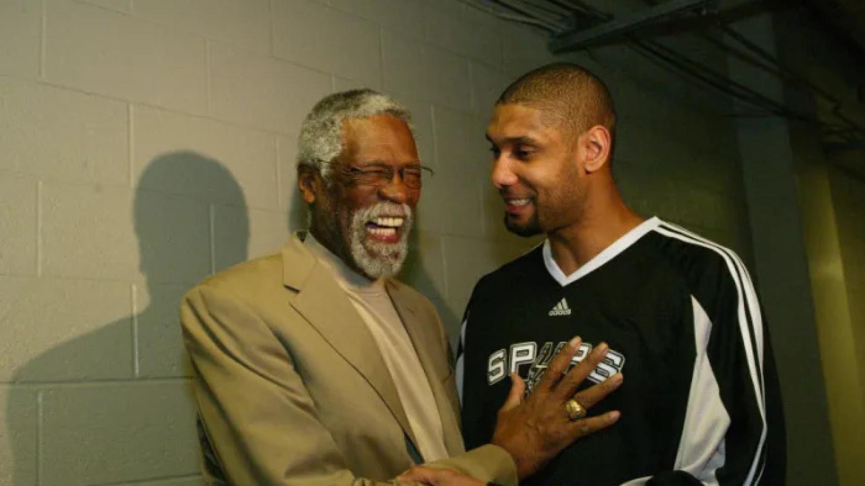 Bill Russell y Tim Duncan bromean tras una amistosa charla