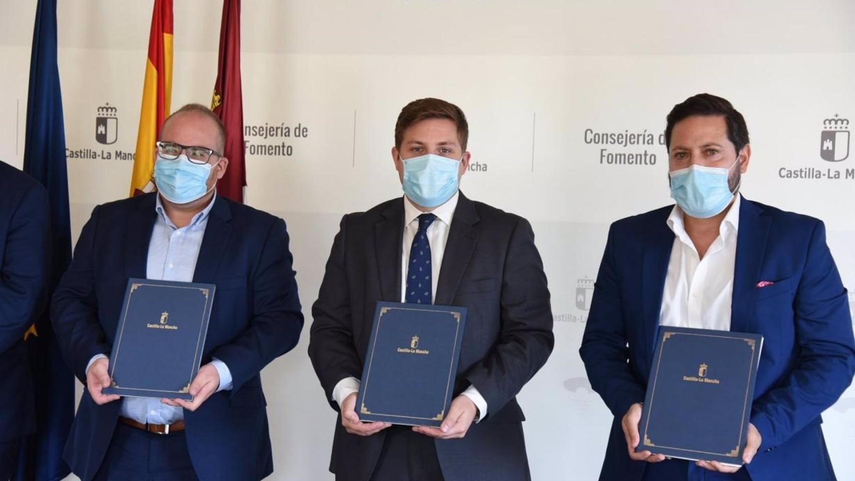 El consejero de Fomento, Nacho Hernando, ha firmado el convenio del ASTRA de Brihuega y Torija con los alcaldes de las dos localidades