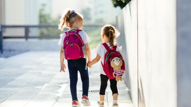 Dos niñas de camino al colegio.