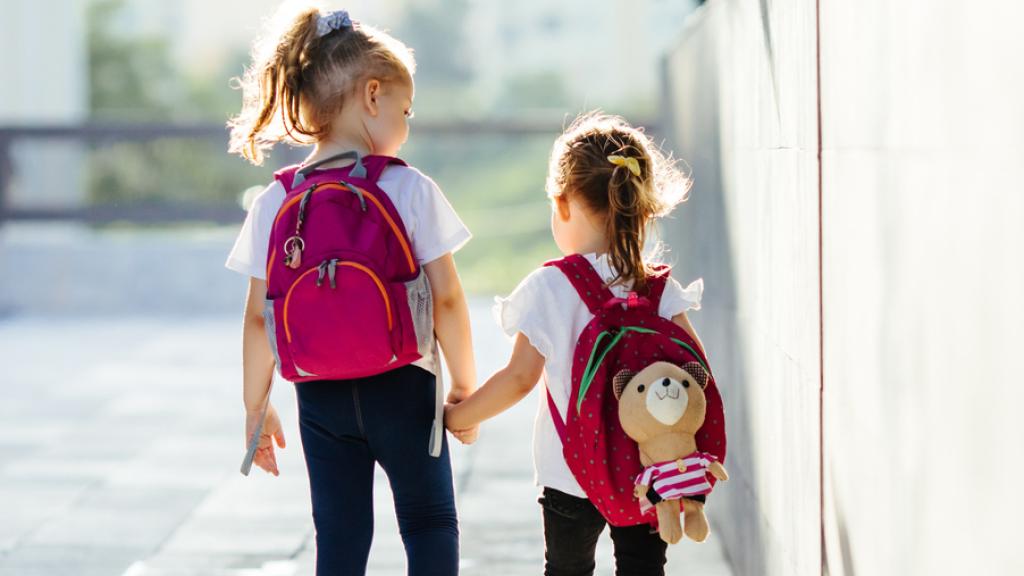 Dos niñas de camino al colegio.