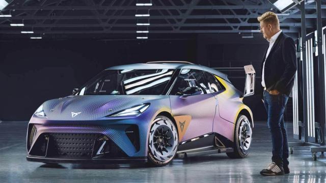 Wayne Griffits, presidente de Seat, junto al concepto de vehículo eléctrico urbano de Cupra.