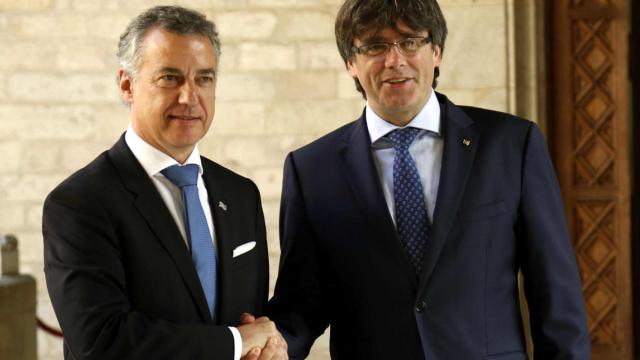 Íñigo Urkullu y Carles Puigdemont, en junio de 2017.