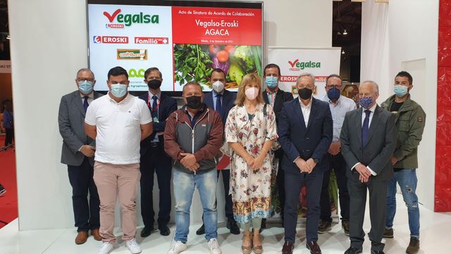 Firma del convenio entre Vegalsa-Eroski y AGACA