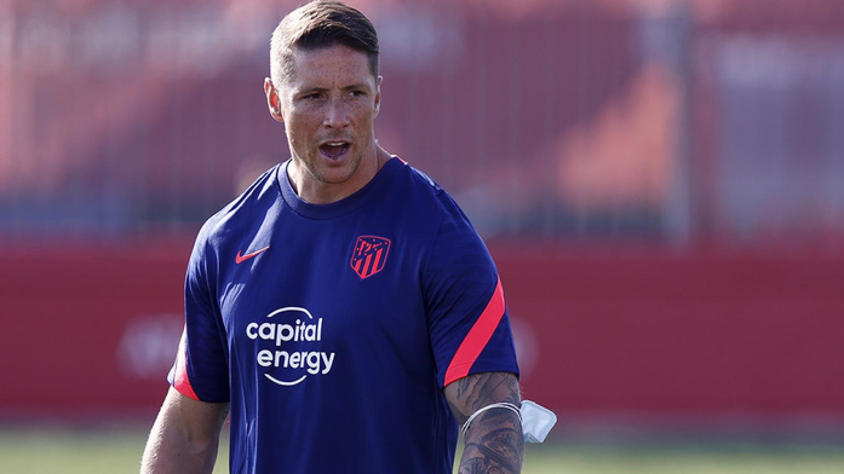 Fernando Torres durante dirigiendo un entrenamiento del Atlético