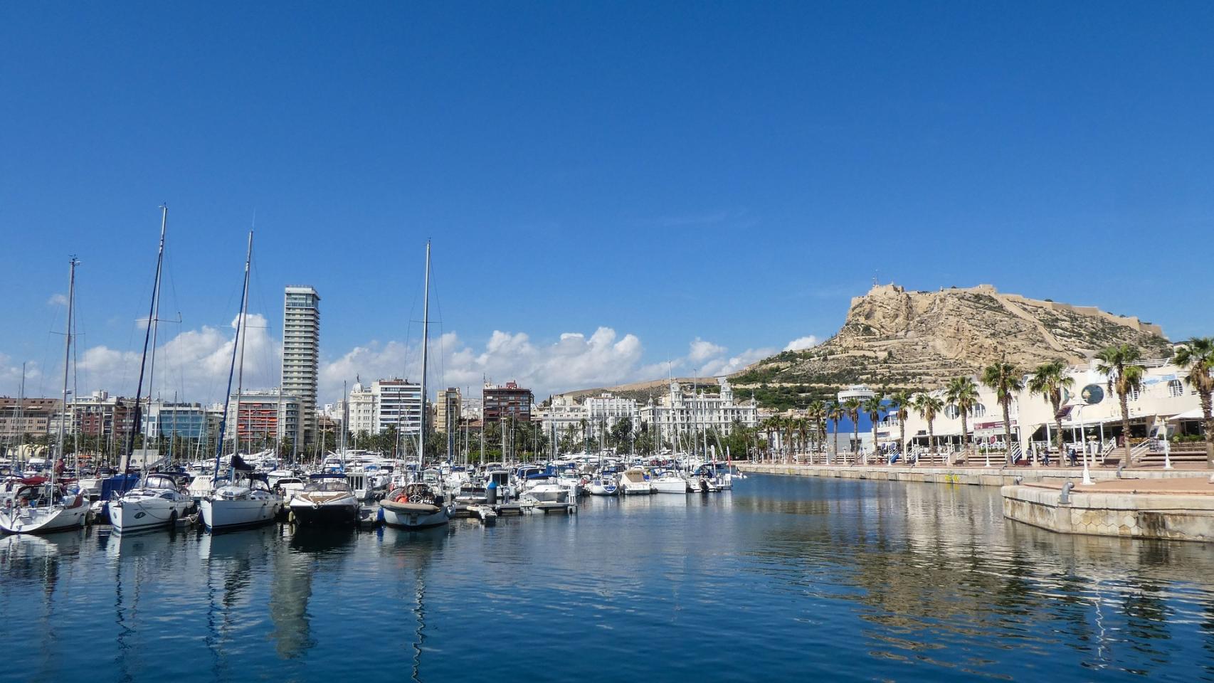 La patera ha sido interceptada cerca del puerto de Alicante.