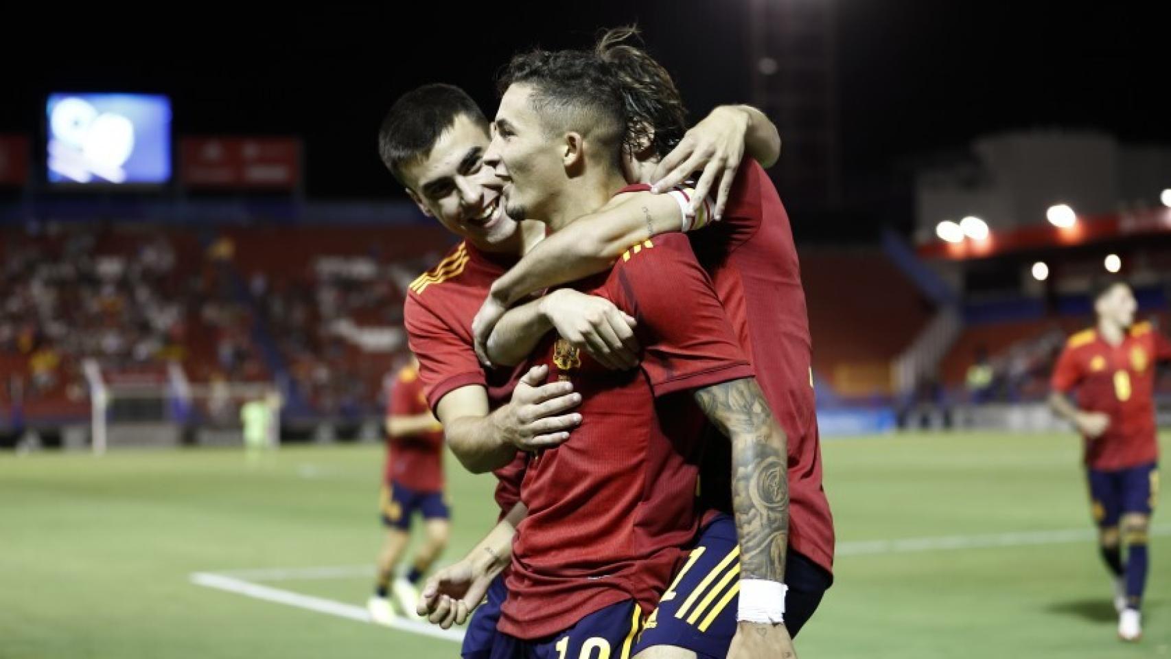 La selección española sub21 celebra un gol ante Rusia