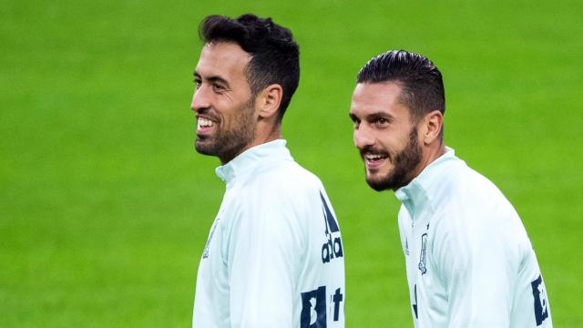 Sergio Busquets, acompañado de Koke, en un entrenamiento de la Selección