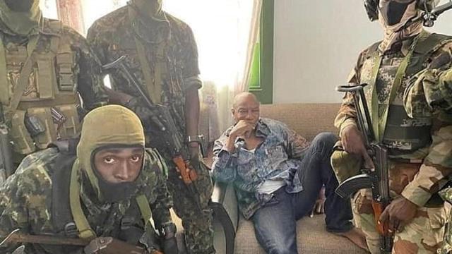 El presidente de Guinea Conakry, Alpha Conde, rodeado por militares que le han detenido.
