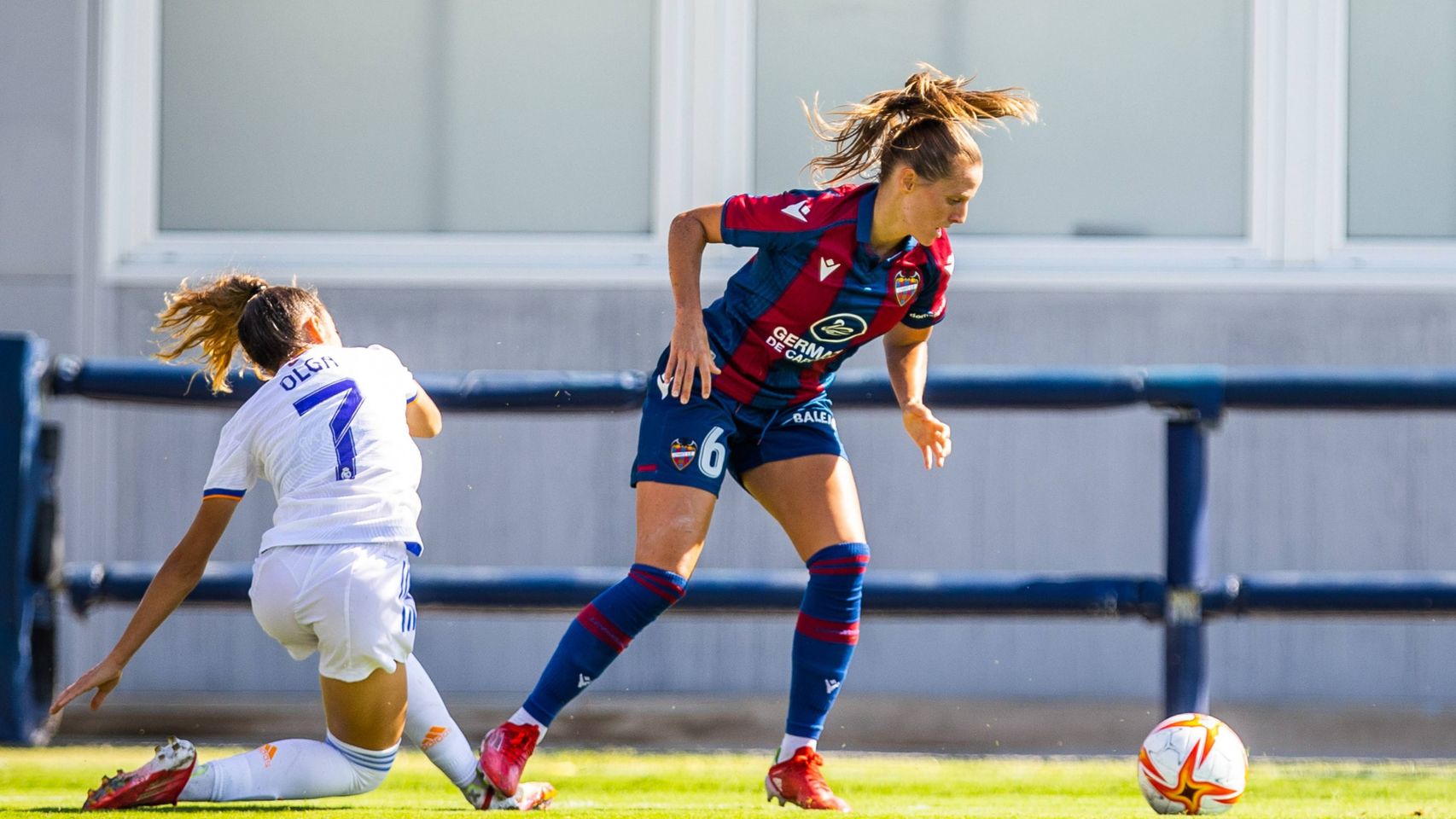 Olga Carmona, durante el Levante - Real Madrid Femenino