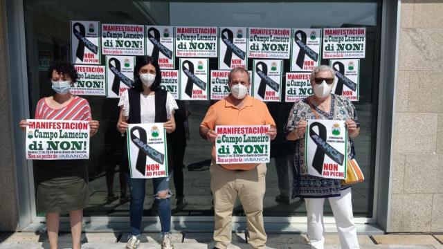 Campo Lameiro se manifiesta contra el cierre de la sucursal de Abanca.