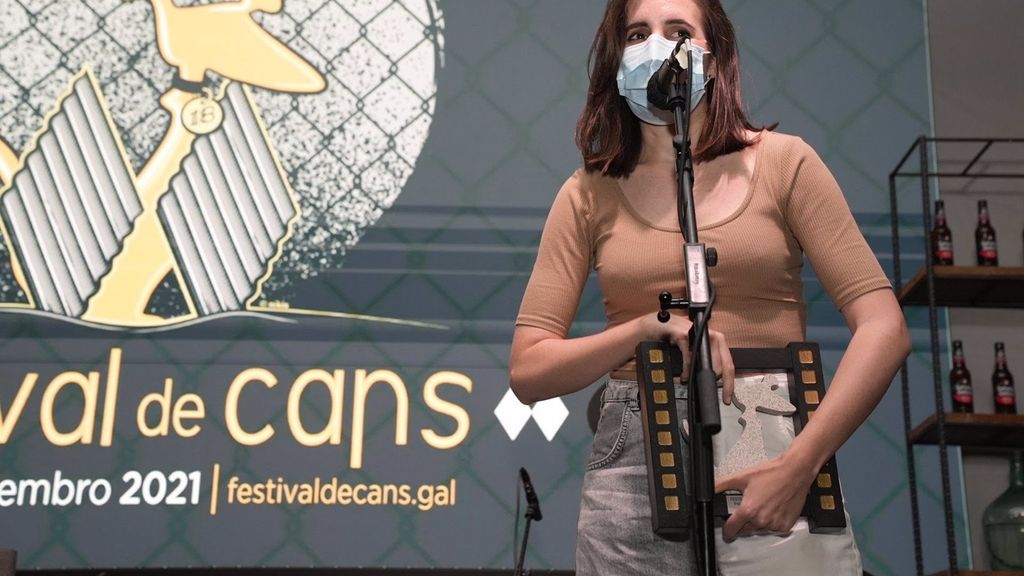 La directora Noelia Muíño recoge un premio en el XVIII Festival de Cans, en O Porriño (Pontevedra).