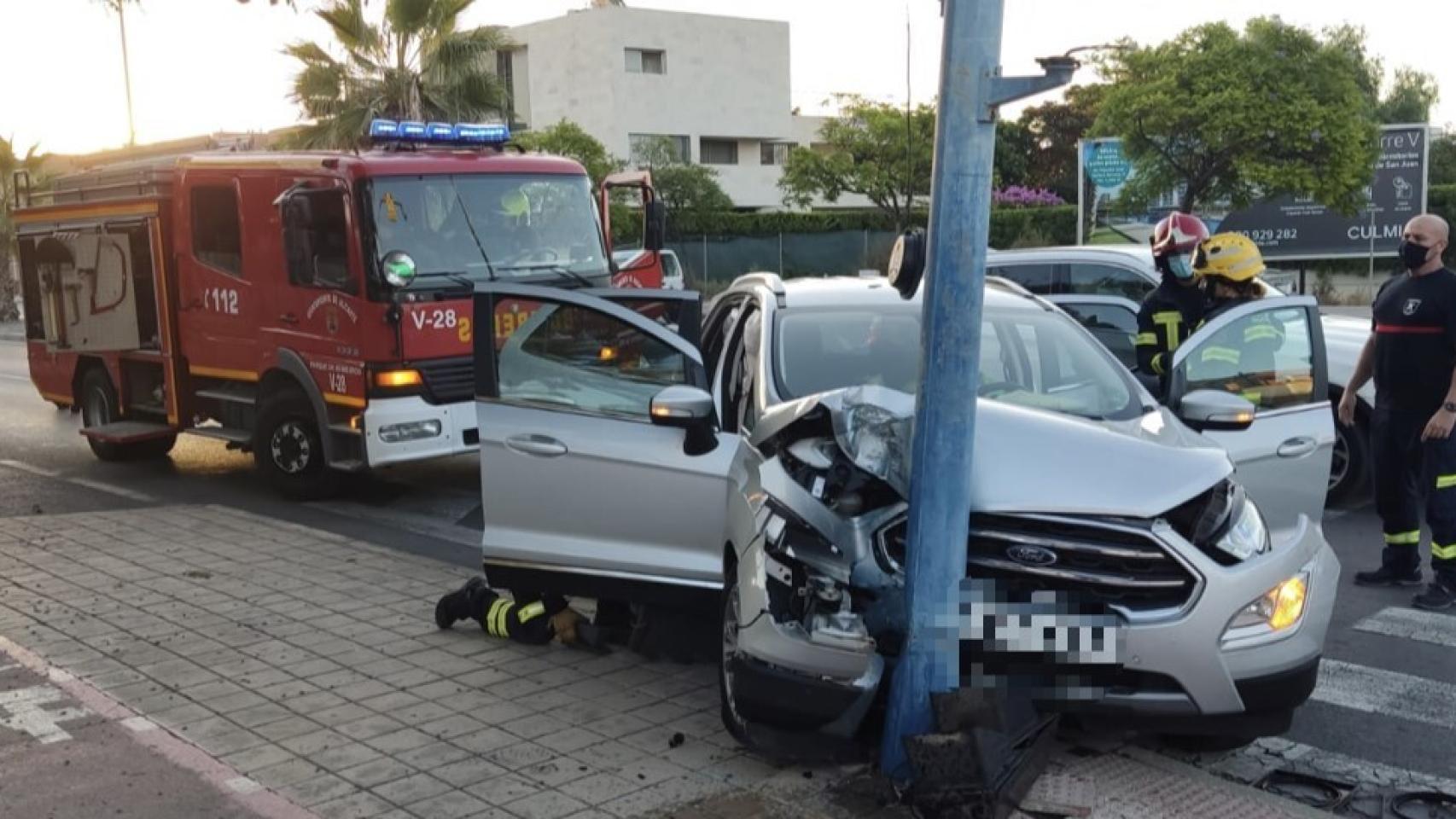 Los bomberos tuvieron que excarcelar al herido de un vehículo que colisión contra una farola este domingo por la mañana en la avenida de Locutor Vicente Hipólito