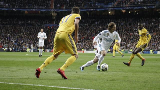 Mario Mandzukic y Luka Modric, en un partido entre la Juventus y el Real Madrid