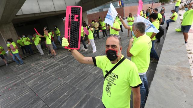 Los informáticos han protestado a las puertas de la sede del Sescam en Toledo (Fotos: Ó. HUERTAS)