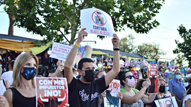 Las imágenes de la protesta antitaurina en Alcázar de San Juan a la salida de una corrida