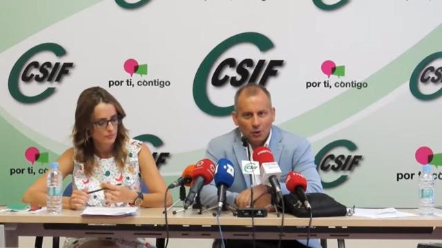 El presidente del sector nacional de Educación del CSIF, Mario Gutiérrez, y la secretaria del sector nacional de Educación, de Coordinación Autonómica y Negociación del CSIF, Isabel Madruga Abajo, en rueda de prensa este lunes.