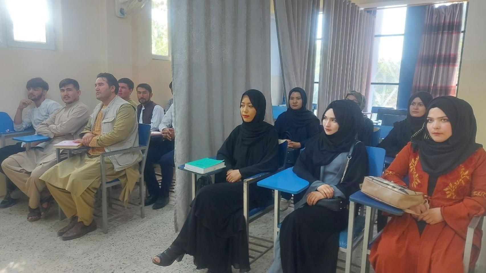 Universitarios retoman las clases bajo las nuevas normas que impone el régimen talibán.