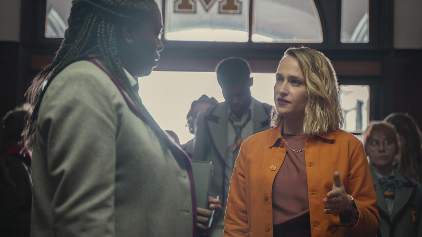 Viv y Hope, la temida nueva directora de Moordale, en la temporada 3 de 'Sex Education'.