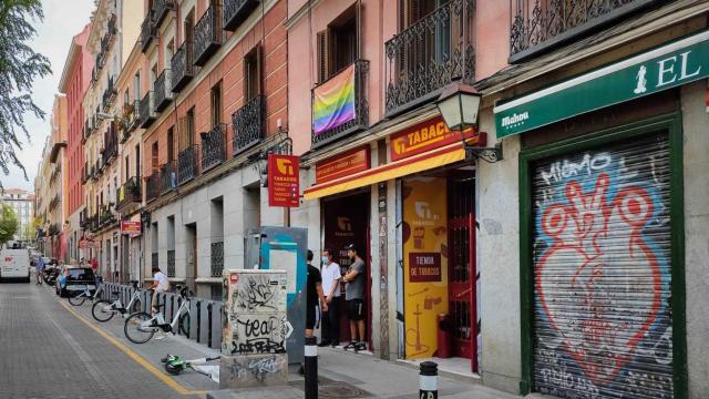 Una bandera LGTBI en un balcón de la plaza del Dos de Mayo.