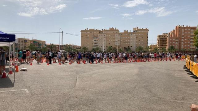 Vuelven las colas al sol para vacunarse: Elche registra una hora de espera entre críticas