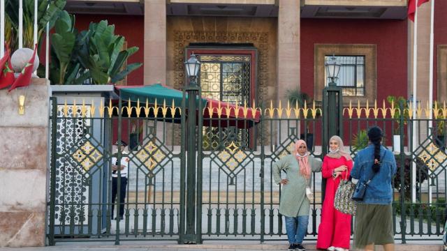 Dos mujeres posan junto a la sede del Parlamento marroquí en el centro de la capital Rabat, este domingo.